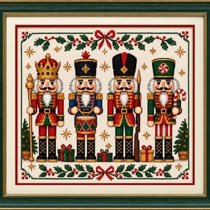 Könnte beinhalten: Ein gerahmtes Kreuzstich-Stickbild mit vier Nussknacker-Figuren in Uniform, jeweils mit weißem Bart und Schnurrbart. Die Figuren sind von Stechpalmenblättern, roten Beeren und kleinen goldenen Sternen umgeben, mit Geschenken zu ihren Füßen.