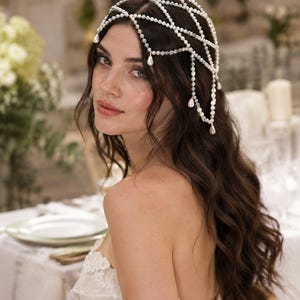 Copricapo da sposa con perle e perline, retina drappeggiata, dettagli a goccia, accessorio da matrimonio vintage.