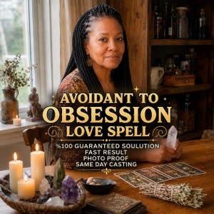 Puede incluir: Un gráfico digital con el texto AVOIDANT TO OBSESSION LOVE SPELL, %100 GUARANTEED SOULUTION, FAST RESULT, PHOTO PROOF, SAME DAY CASTING. La imagen muestra a una persona con cabello trenzado, velas, cristales, cartas de tarot y salvia.