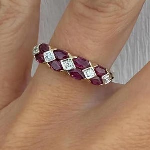 Eternity ring met robijn en moissanite, stapelbare ring met rode steen, vergulde sterling zilveren ring, alternatieve trouwring, kleurrijke sieraden