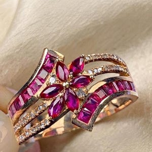 Anillo de plata de ley 925 con rubí en forma de flor, anillo con engaste de canal de varias filas, anillo llamativo con diseño de racimo, anillo de compromiso con piedra preciosa único.