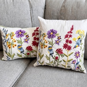 Broderat örngott med blommiga fåglar, dekorativt örngott med vilda blommor, bondgårdsdekor