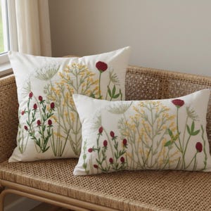 Broderat örngott, blommigt kuddfodral, set med örngott i vildblommor och botaniska motiv, inredning i lantlig stil