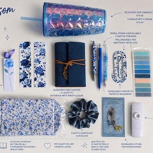 Può includere: Un set di cancelleria Blue Blossom Box che include un bicchiere blu iridescente da 475 ml con cannuccia, un quaderno blu con chiusura a laccetto, tre penne, una pochette floreale, uno scrunchie, linguette adesive e vari segnalibri a farfalla, floreali e a piuma.
