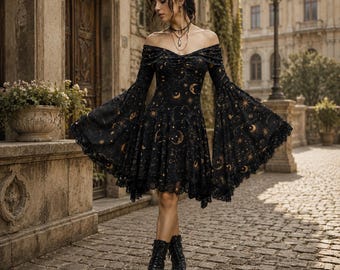 Puede incluir: Un vestido negro de hombros descubiertos con mangas largas acampanadas y un estampado celestial dorado de lunas, estrellas y nubes. El vestido tiene un corpiño ajustado, una falda acampanada con dobladillo de encaje y botas negras con cordones.