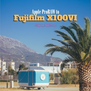 Puede incluir: Un gráfico digital con el texto Apple ProRAW to Fujifilm X100VI y 6 Lightroom Mobile Presets. El fondo muestra un remolque azul y blanco estacionado en un área exterior soleada con una palmera, montañas y edificios.