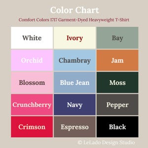 Op de afbeelding: Een kleurenkaart voor Comfort Colors 1717 kledingstuk-geverfde zware t-shirts, met een raster van vijftien gekleurde vierkanten gelabeld White, Ivory, Bay, Orchid, Chambray, Jam, Blossom, Blue Jean, Moss, Crunchberry, Navy, Pepper, Crimson, Espresso en Black.