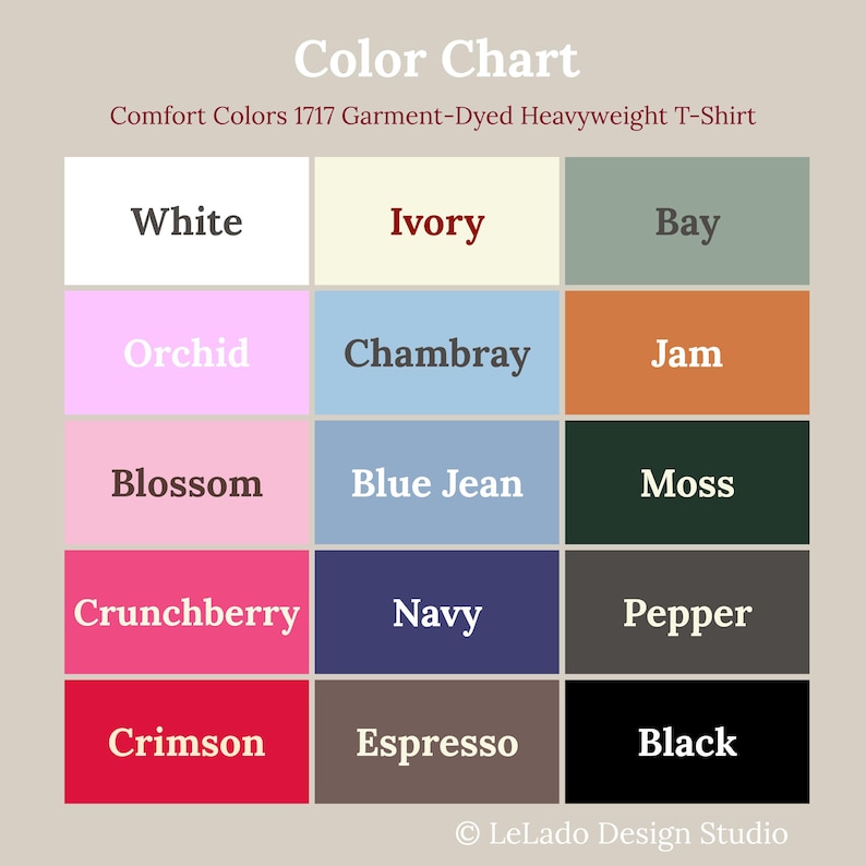 Op de afbeelding: Een kleurenkaart voor Comfort Colors 1717 kledingstuk-geverfde zware t-shirts, met een raster van vijftien gekleurde vierkanten gelabeld White, Ivory, Bay, Orchid, Chambray, Jam, Blossom, Blue Jean, Moss, Crunchberry, Navy, Pepper, Crimson, Espresso en Black.