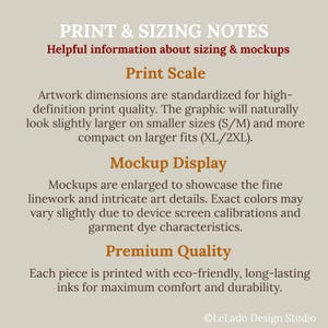 Op de afbeelding: Een informatieve afbeelding op een lichtbeige achtergrond met witte en donkerrode tekst getiteld PRINT & SIZING NOTES. Het legt de printschaal, mockup-weergave en kwaliteit uit, waarbij wordt opgemerkt dat afbeeldingen per maat vari&euml;ren.