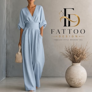Puede incluir: Un mono de color azul claro con escote en V, mangas anchas y cintura ceñida. La prenda presenta pantalones de pernera ancha y se combina con un pequeño bolso de mano beige texturizado. El texto FATTOO DESIGN TIMELESS STYLE. MODERN YOU. es visible.