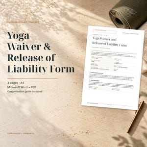 Può includere: Un modulo A4 bianco di esonero da responsabilità per yoga con testo nero, contenente sezioni per le informazioni del partecipante, dichiarazioni sulla salute e riconoscimento dei rischi, accompagnato da una penna dorata e un tappetino da yoga verde scuro arrotolato.