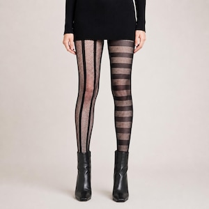 Könnte beinhalten: Schwarze Strumpfhose mit ungleichem Muster, bestehend aus vertikalen Streifen und Netzstruktur am linken Bein sowie horizontalen Streifen mit Netzstruktur am rechten Bein, kombiniert mit schwarzen Lederstiefeletten und einem schwarzen Minirock.