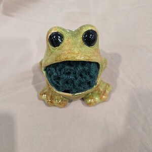 Ceramic frog scrubbie holder with handmade green scrubbie