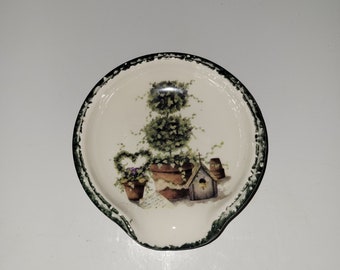 Topiary motif ceramic spoon rest with hand sponged green trim