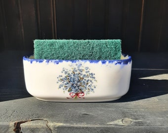 Forget me not motif sponge/scrubbie/chore boy holder with hand sponged blue trim