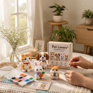 Pode incluir: Um kit de artesanato com missangas 3D Pet Lovers, incluindo uma caixa de cartão com ilustrações de um gato, cão, coelho e hamster. O conjunto contém um organizador de plástico transparente com missangas coloridas, um guia e quatro figuras prontas.