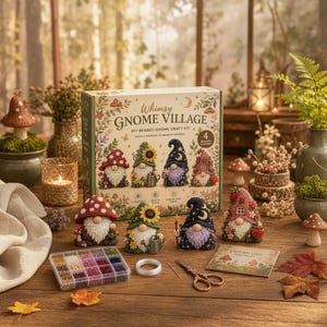 Könnte beinhalten: Ein Whimsy Gnome Village DIY-Bastelset für vier Perlen-Gnome, bestehend aus einem illustrierten Karton, einem Kunststoff-Sortierkasten mit bunten Perlen, einer Rolle weißem Garn, einer Metallschere und einer beiliegenden Anleitung.