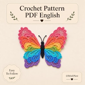 Può includere: Un modello di uncinetto in PDF in inglese raffigurante una farfalla con ali color arcobaleno in rosa, arancione, giallo, verde, blu e viola, e un corpo nero solido. Il testo recita Crochet Pattern PDF English, Easy To Follow e @StitchNest.