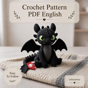 Puede incluir: Un dragón de ganchillo negro con grandes ojos verdes, alas y una aleta caudal roja con un icono de calavera blanca. La imagen incluye el texto Crochet Pattern PDF English, Easy To Follow y @StitchNest sobre un fondo claro.