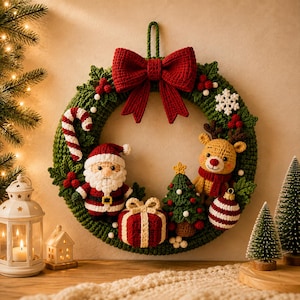 Puede incluir: Una corona de Navidad redonda tejida a ganchillo en color verde con un gran lazo rojo en la parte superior. La corona está decorada con figuras de ganchillo de Papá Noel, un reno, un regalo, un árbol de Navidad, un bastón de caramelo y bayas.