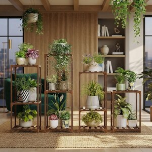Puede incluir: Cuatro soportes de madera para plantas de distintas alturas dispuestos sobre una alfombra texturizada. Cada soporte cuenta con varios estantes que sostienen una variedad de plantas de interior, incluyendo follaje, suculentas y enredaderas.
