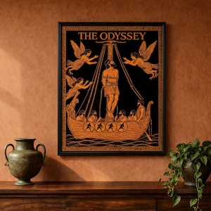 Puede incluir: Una lámina de arte mural rectangular en negro y naranja titulada THE ODYSSEY, que presenta una ilustración detallada de una figura atada al mástil de un barco rodeada de criaturas aladas, en un marco negro con borde griego.