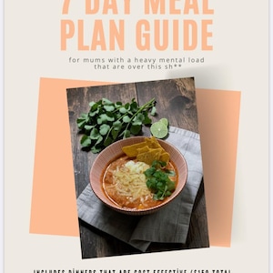 Peut inclure: Un guide de plan de repas de 7 jours avec du texte et un bol de soupe garni de fromage râpé, de chips de tortilla et de coriandre. Le texte indique 7 Day Meal Plan Guide for mums with a heavy mental load that are over this sh** et des détails.