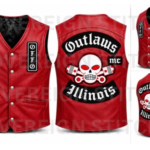 Op de afbeelding: Een rood leren vest met een V-hals, zilveren drukknopen en twee voorzakken. Op de borst zitten twee zwarte patches met de tekst OFFO. De achterkant is voorzien van een grote geborduurde patch met een schedel, zuigers en de tekst Outlaws MC Illinois.