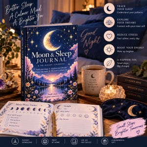 Könnte beinhalten: Ein Moon & Sleep Journal für eine 90-tägige Reise mit einem Cover, das einen Halbmond und eine Berglandschaft zeigt. Das geöffnete Journal enthält einen Mondphasen-Tracker und einen Bereich zur Schlafqualität sowie eine Tasse.
