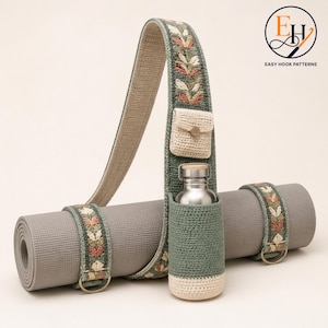 Puede incluir: Un portamat de yoga de ganchillo en color verde salvia con una correa larga para el hombro, con un patrón floral en tonos suaves, un pequeño bolsillo beige con botón y un portabotellas integrado con una botella de metal plateado.