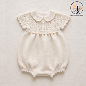 Peut inclure: Une barboteuse en tricot couleur crème dotée d'un col claudine festonné, de manches courtes à bords festonnés et d'un empiècement texturé. Le vêtement présente une partie inférieure en tricot lisse et des ouvertures de jambes festonnées.