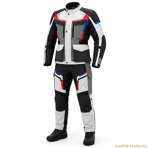Könnte beinhalten: Ein Motorradanzug bestehend aus einer Jacke und einer Hose in einem farblich abgesetzten Muster aus Weiß, Grau, Schwarz, Rot und Blau. Die Jacke verfügt über einen Stehkragen, mehrere Reißverschlusstaschen und verstellbare Riemen. Die Hose hat passende Einsätze.
