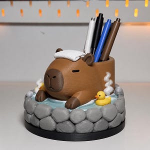 Organizador de escritorio Capybara Hot Spring, portalápices individual impreso en 3D con patitos de goma, decoración de papelería de oficina pintada a mano por artesanos.