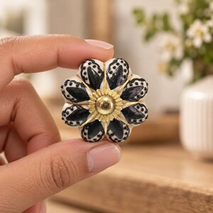 ブラックアイボリーゴールドの花柄セラミック製キャビネットノブ、8枚の花びらデザイン、シングルホール取り付け