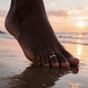 18K Gold Plated Mobius Twist Toe Ring, Thin Adjustable Open Band, Minimalist Dainty Summer Beach Foot Jewelry, Unique Handmade Gift for Her