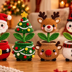Puede incluir: Cuatro plantas en maceta tejidas a ganchillo con personajes navideños: un Santa Claus, un árbol de Navidad, un reno y un muñeco de nieve. Cada planta tiene un tallo y hojas verdes que salen de una maceta redonda tejida con pies negros.