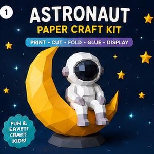 Pode incluir: Um kit de artesanato em papel de astronauta com uma figura de astronauta branca de baixo polígono sentada numa lua crescente amarela. O fundo azul escuro exibe estrelas amarelas e o texto ASTRONAUT PAPER CRAFT KIT, PRINT - CUT - FOLD - GLUE - DISPLAY.