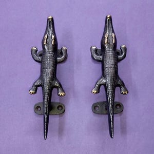 Türgriffpaar mit Alligator-Motiv | Schrankgriff-Set aus reinem Messing im Reptilien-Design