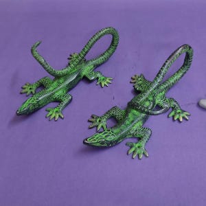 Komodovaraninspirerade handtag i ren mässing | Big Lizard entrédörrhandtagsset beslag
