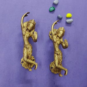 Para uchwytów do drzwi Kathak Dancing Girl | Zestaw 2 uchwytów do drzwi z czystego mosiądzu w stylu Lady Design