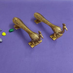 Pfauen-Türgriffpaar aus Messing | 23 cm langer, vogelartiger Kleiderbügel