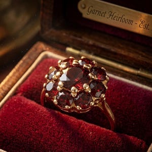 Boho ring met granaatcluster, vintage dieprode statement ring, antieke stijl, erfstuk cocktailring, geboortesteen van januari