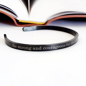 Sea fuerte y valiente Mantra Cuff, Dainty 4mm Cuff Josué 1:9 Versículo bíblico, Joyería cristiana para mujeres, Regalos del Día de la Madre para mamá