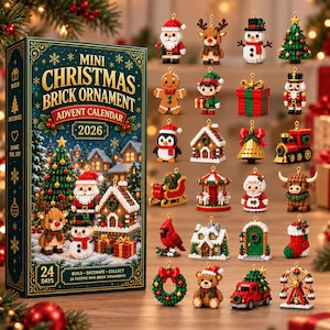 Może przedstawiać: Kalendarz adwentowy 2026 Mini Christmas Brick Ornament zawierający 24 świąteczne ozdoby z klocków, w tym Mikołaja, renifera, bałwana, dziadka do orzechów, pociąg oraz różne świąteczne figurki i budowle.