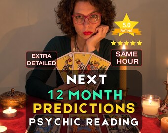Puede incluir: Una persona con cabello rizado y gafas rojas sostiene tres cartas de tarot. Los textos incluyen 5.0 RATING, EXTRA DETAILED, SAME HOUR y NEXT 12 MONTH PREDICTIONS PSYCHIC READING. Tres cartas de tarot están sobre una superficie roja.