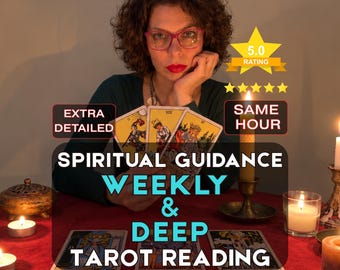 Op de afbeelding: Een tarot-leesservice met drie kaarten in de hand en drie kaarten op een rode ondergrond. De tekst bevat SPIRITUAL GUIDANCE WEEKLY & DEEP TAROT READING, EXTRA DETAILED, SAME HOUR en een 5.0-sterrenbeoordeling met kaarsen.