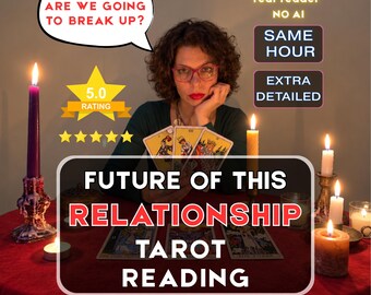 Op de afbeelding: Een tarot-leesservice met de tekst ARE WE GOING TO BREAK UP?, real reader NO AI, SAME HOUR, EXTRA DETAILED, 5.0 RATING en FUTURE OF THIS RELATIONSHIP TAROT READING. Een persoon houdt drie tarotkaarten vast achter een rood tafelkleed met kaarsen.