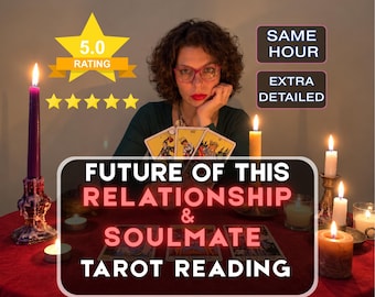 Op de afbeelding: Een tarot-leesservice met een persoon die kaarten vasthoudt achter een rood tafelkleed met brandende kaarsen. Tekstoverlays bevatten 5.0 RATING, SAME HOUR, EXTRA DETAILED en FUTURE OF THIS RELATIONSHIP & SOULMATE TAROT READING.