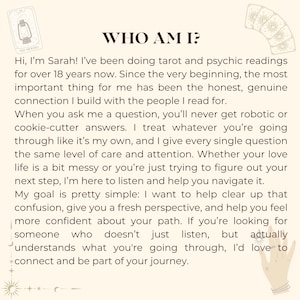 Puede incluir: Una tarjeta informativa beige con texto marr&oacute;n oscuro titulada WHO AM I? que presenta una descripci&oacute;n de servicios de tarot y lectura ps&iacute;quica. La tarjeta incluye ilustraciones lineales de una carta de tarot de linterna, soles y una mano con anillos.