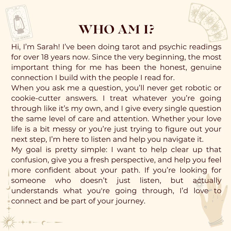 Puede incluir: Una tarjeta informativa beige con texto marr&oacute;n oscuro titulada WHO AM I? que presenta una descripci&oacute;n de servicios de tarot y lectura ps&iacute;quica. La tarjeta incluye ilustraciones lineales de una carta de tarot de linterna, soles y una mano con anillos.